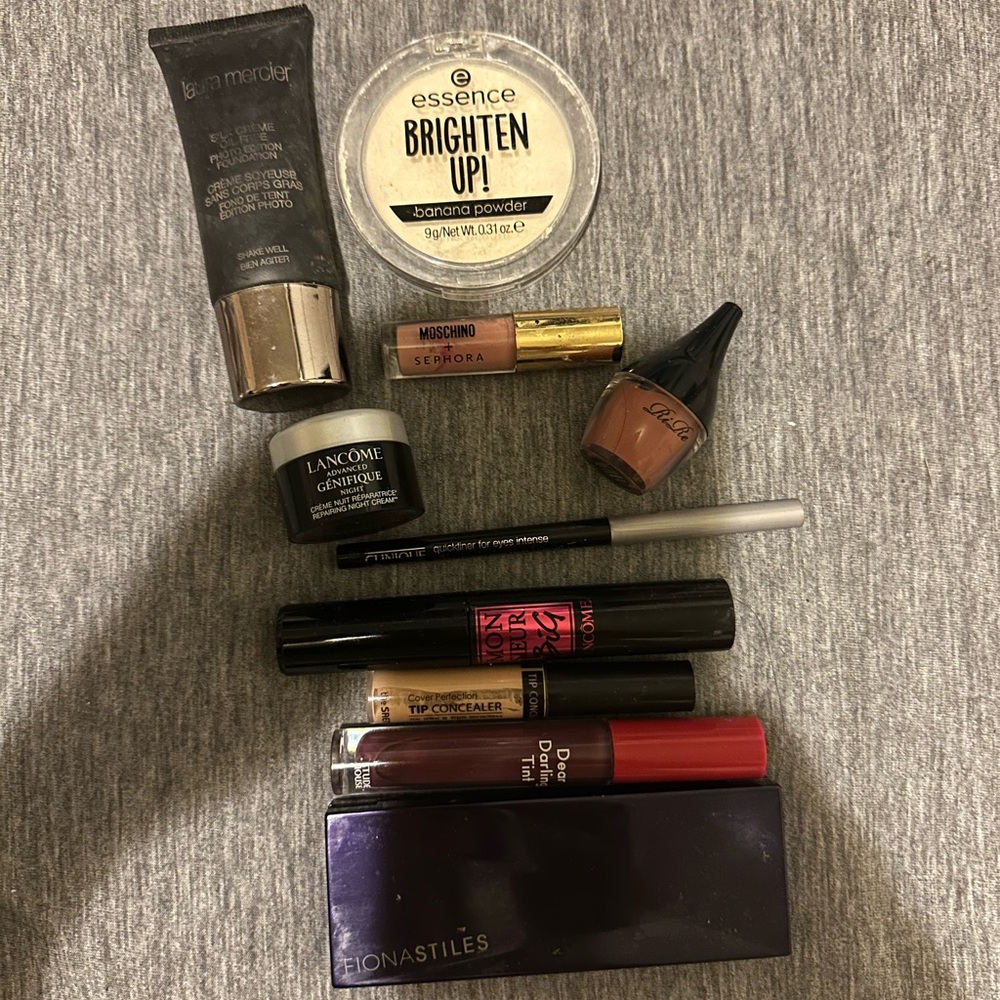 Bundled makeup set